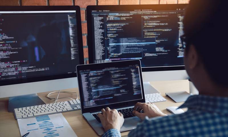 数据科学选型:R与Python如何赋能珲春市网站建设?